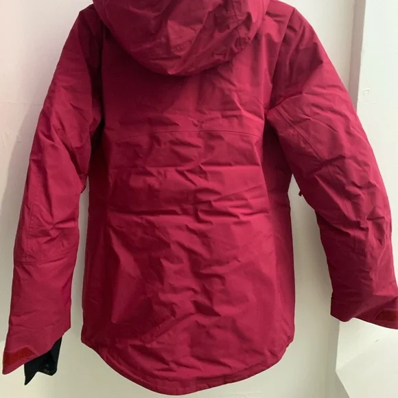 Brand new women’s burton AK Gore Jacket. Tags still attached. - Picture 3 of 4